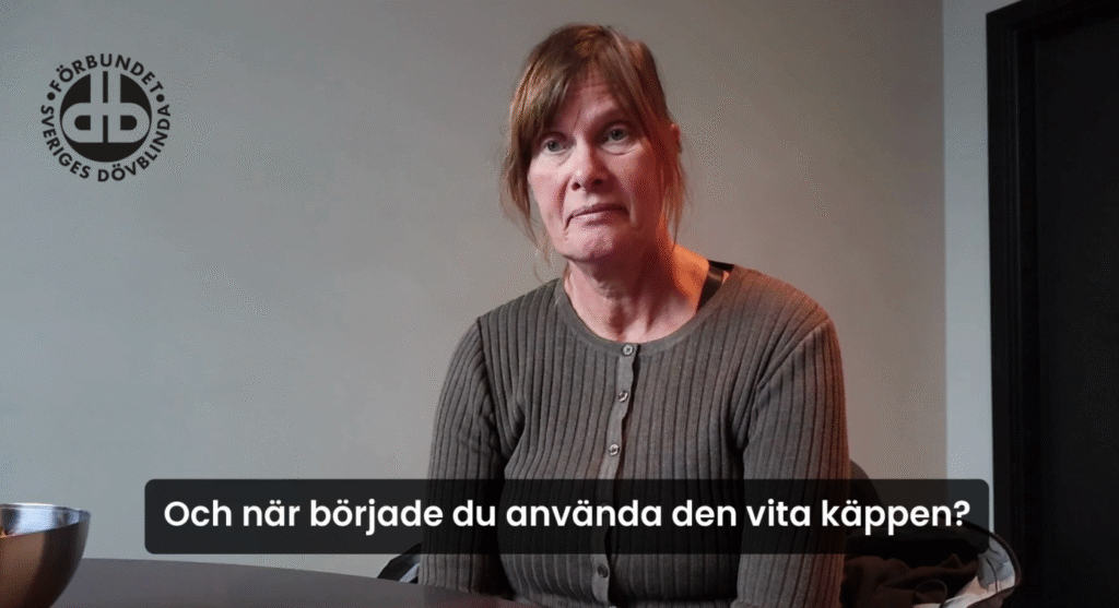 Cia berättar om sin upplevelse av att använda käpp.