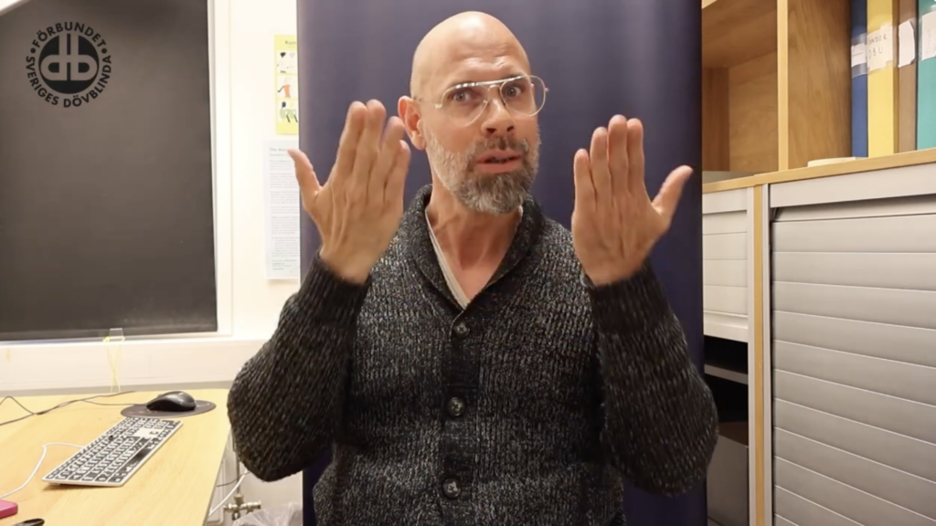 Emil Bejersten bär grå tröja och sitter inne på sitt kontor.