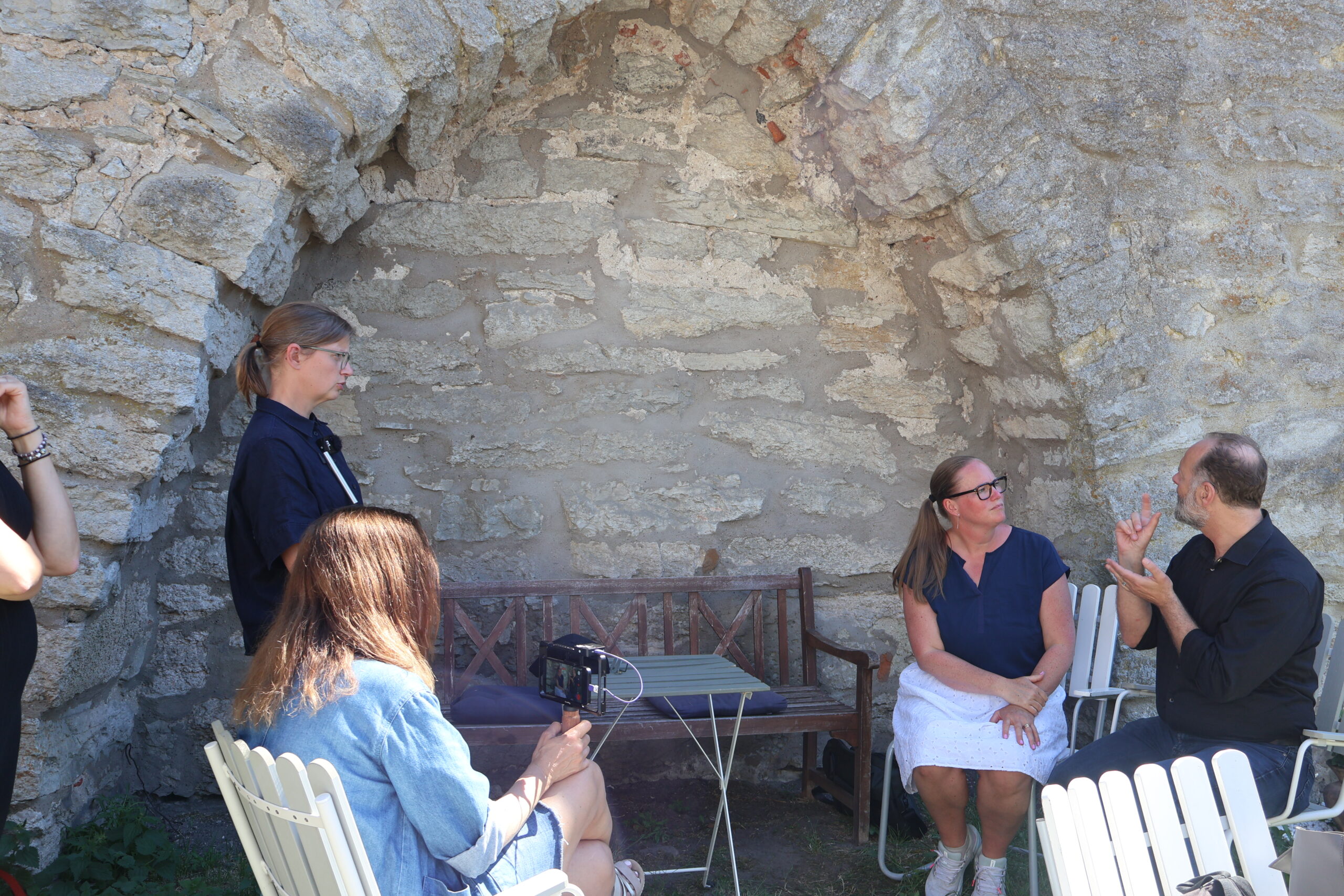 FSDB intervjuas av SVT Nyhetstecken i Almedalen. Bakom dem: en del av ringmuren.