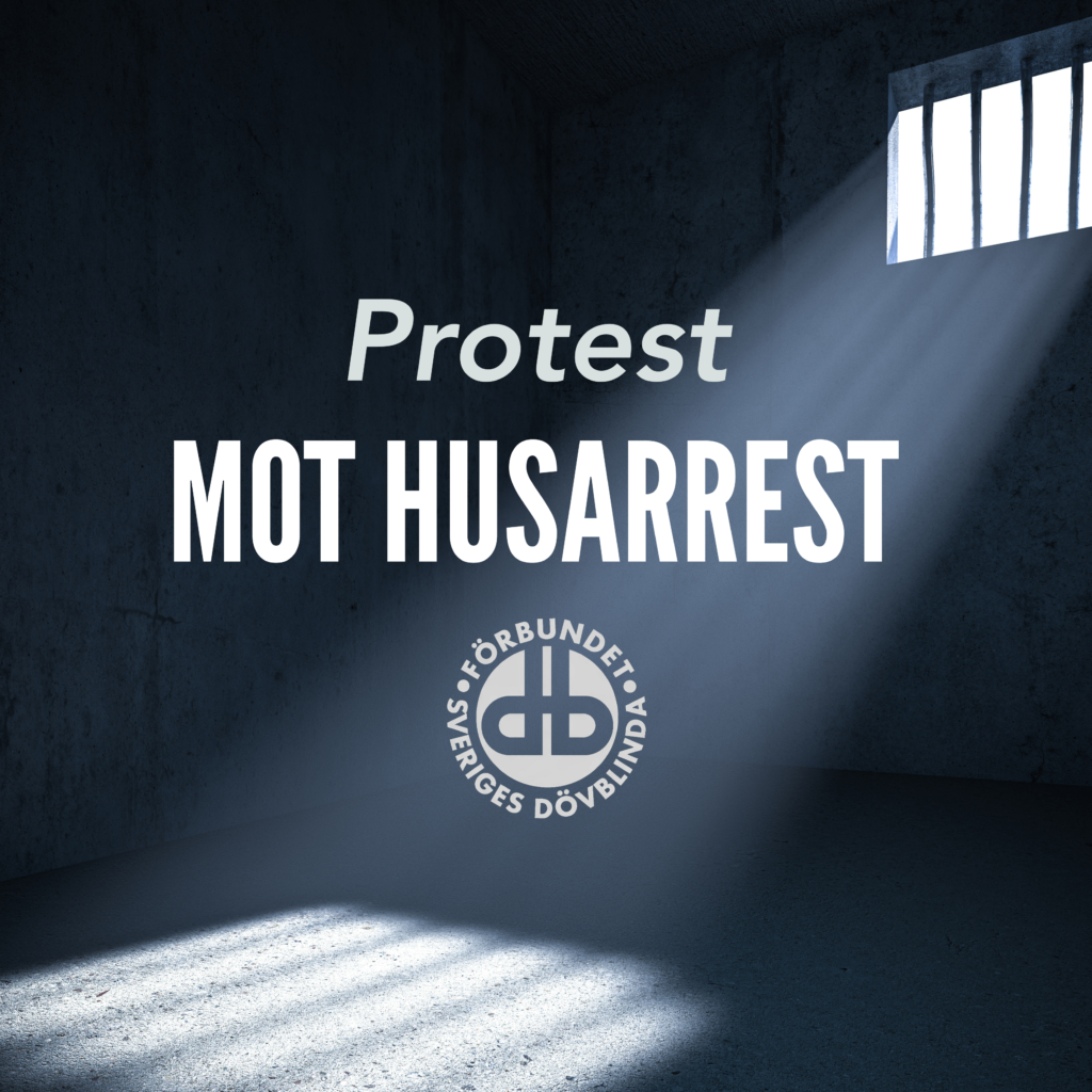 En grå fängelsecell med ett gallerförsett fönster där ljus strömmar in. I mitten står texten: "Protest MOT HUSARREST". Längst ner syns FSDB:s logotyp.